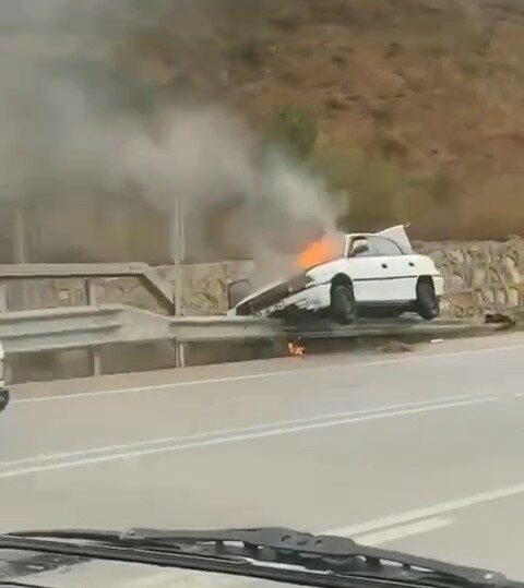 Bursa'da bariyerlere çarpan bir otomobil alev aldı.