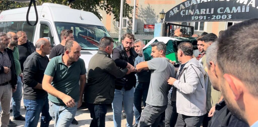 Bursa’da kiracısı tarafından öldürülen adam toprağa verildi Bursa’da evden çıkmak istemeyen kiracısı tarafından öldürülen ev sahibinin cenazesi,