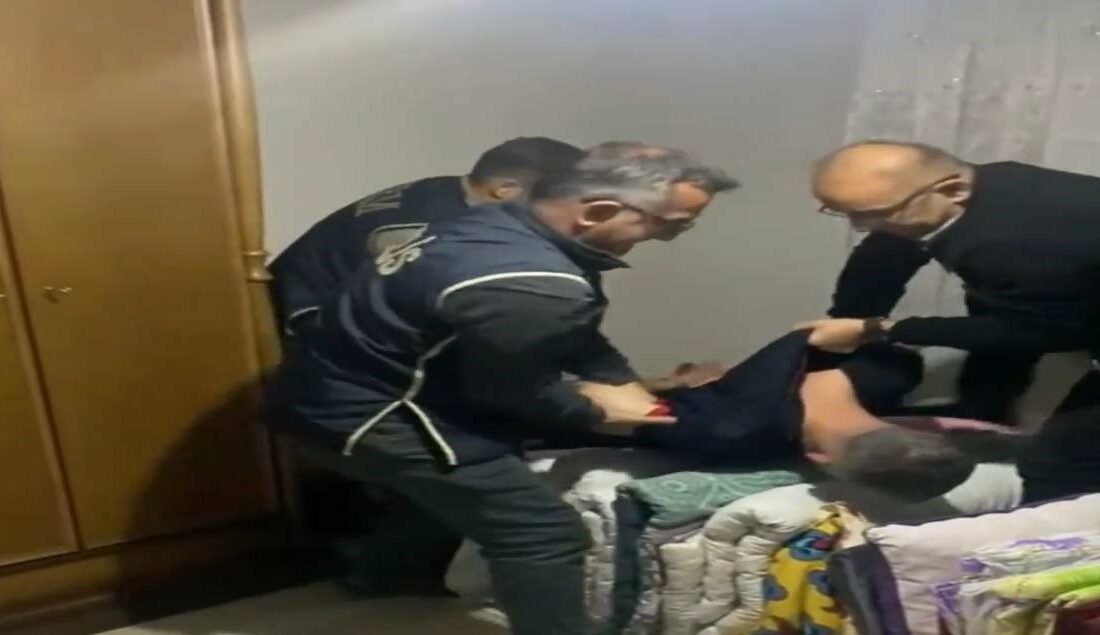 Bursa’da hırsızlık şüphelisi yorganların arasından yakalandı Bursa'da düzenlenen bir operasyonda, hırsızlık şüphelisi yorganların arasında saklanırken yakalandı.