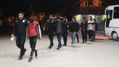 İnegöl Emniyet Müdürlüğü ekipleri, bir apartmana gerçekleştirdikleri operasyonda 50 kaçak