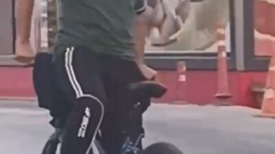 Bursa’da bir vatandaş, trafiğin aktığı caddede bisikletine ters binerek ilerledi.