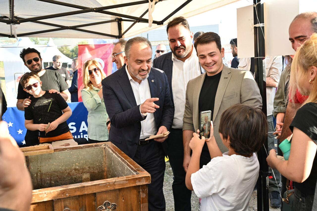 Bursa’da Arkeoloji Festivali’nden renkli görüntüler Bursa Büyükşehir Belediyesi tarafından bu yıl üçüncüsü düzenlenen Arkeoloji Festivali