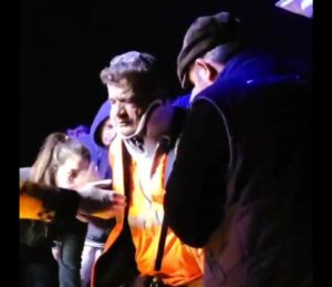 Bursa’nın İnegöl ilçesinde kontrolden çıkan beton mikseri devrildi. Yaralanan sürücüyü,