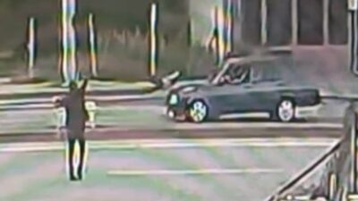 Bursa’nın İnegöl ilçesinde yola aniden çıkan 2 yaşındaki çocuk, bir