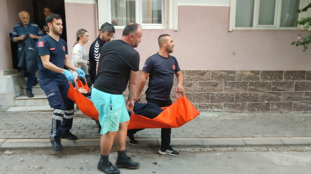 Bursa’da elektrik akımına kapılan çift hastaneye kaldırıldı Bursa’nın Orhangazi ilçesinde, elektrik akımına kapılan çift hayatını kaybetti.