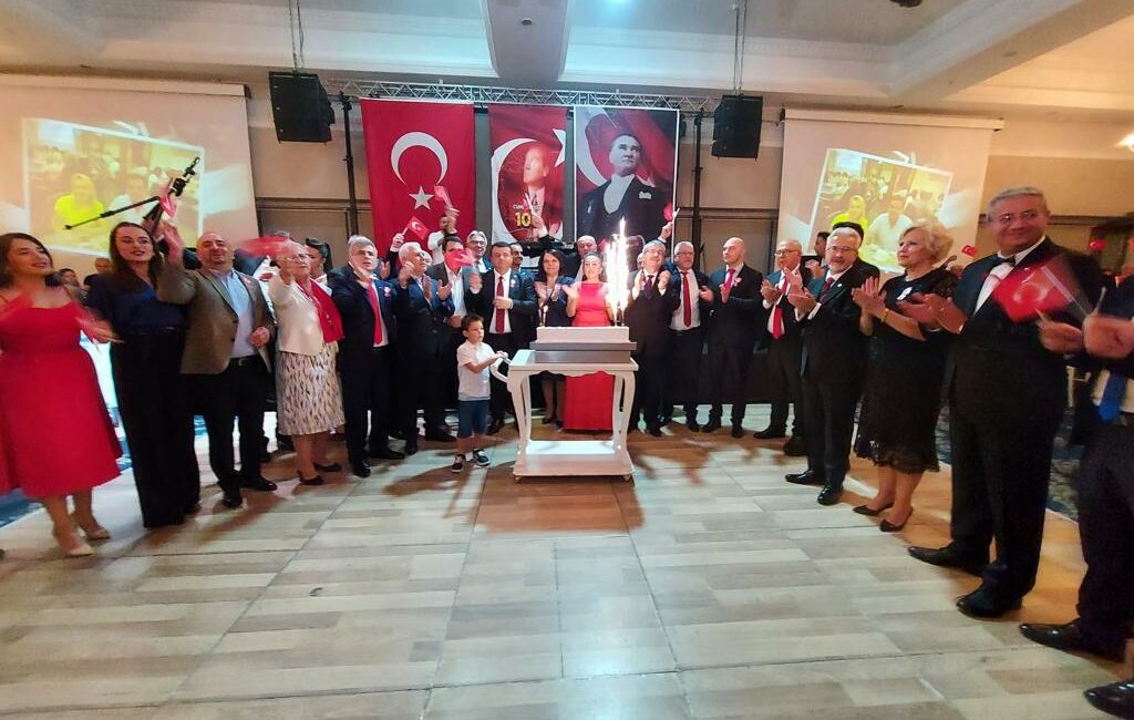 Mestanlı ve Yöresi Kültür ve Dayanışma Derneği, Cumhuriyetin 100. yılını kutladı Mestanlı ve Yöresi Kültür ve Dayanışma Derneği, Cumhuriyetin kuruluşunun 100.