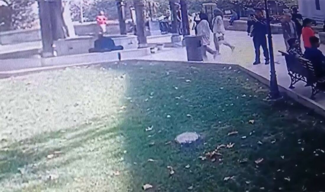 Bursa’da abdest alan kişinin cüzdanını çaldılar Bursa’da şadırvanda abdest alan adamın arkasından yaklaşarak ceketindeki cüzdanı çalan