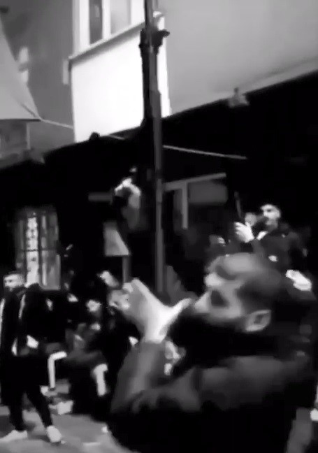 Asker eğlencesinde ateş etti, düğünde kameramana silah gösterdi BURSA’DA ASKER EĞLENCESİNDE BİR GRUP UZUN NAMLULU SİLAHLARLA HAVAYA ATEŞ