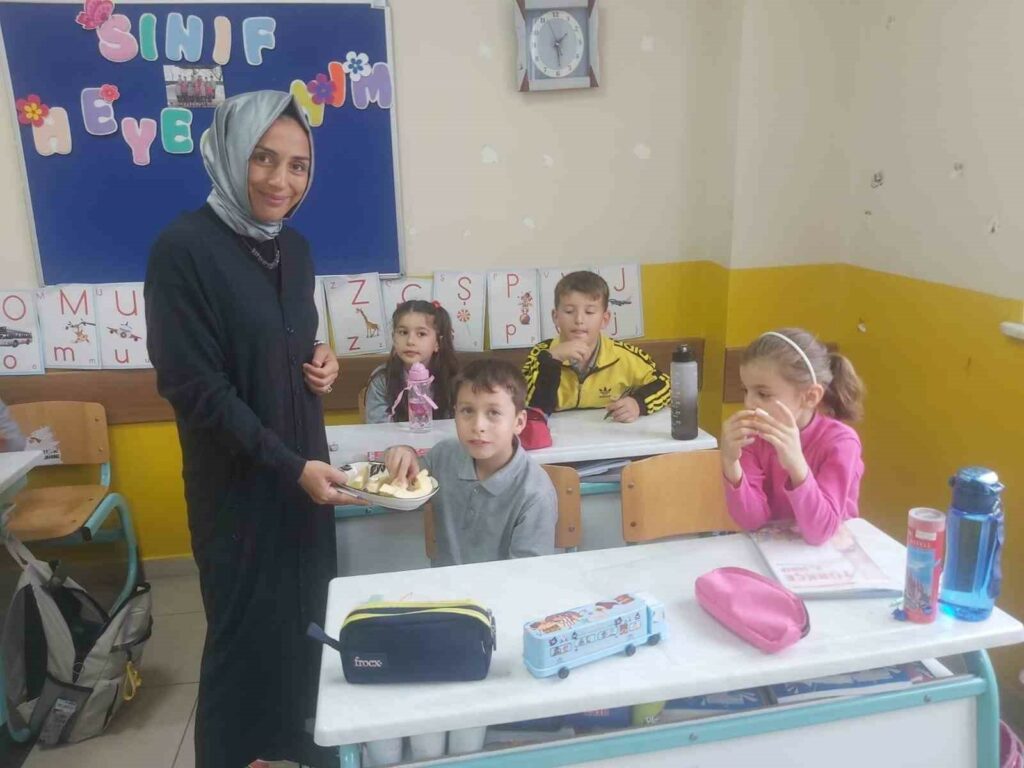 Bahçeden toplanan meyveler okul öğrencilerine dağıtıldı BURSA'NIN İZNİK İLÇESİNDEKİ VELİLER BAHÇELERİNDE ÜRETTİKLERİ MEYVELERİ ÖĞRENCİLERE DAĞITTI.