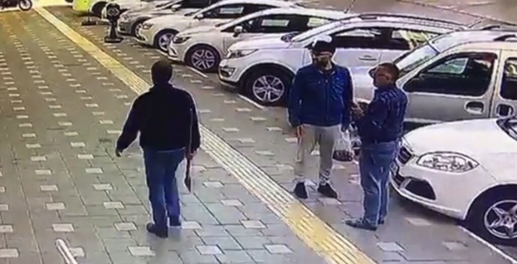 ORHANGAZİ’DE SABAH SAATLERİNDE YALOVA CADDESİ ÜZERİNDE SAĞA SOLA BAĞIRARAK YÜRÜYEN