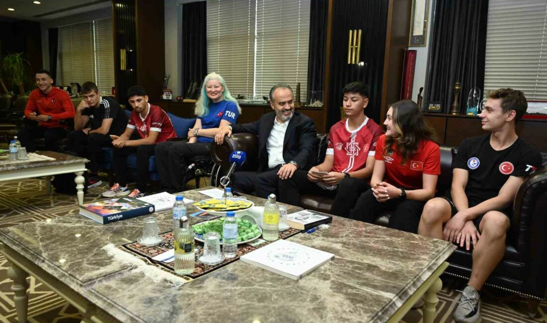 Alinur Aktaş Bursa’nın milli gururlarını ağırladı Bursa Büyükşehir Belediye Başkanı Alinur Aktaş, 2023 yılında milli formayla