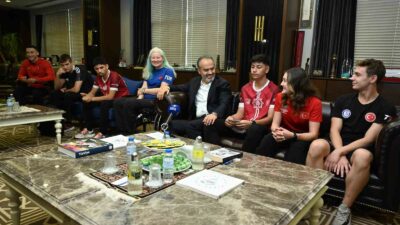 Bursa Büyükşehir Belediye Başkanı Alinur Aktaş, 2023 yılında milli formayla