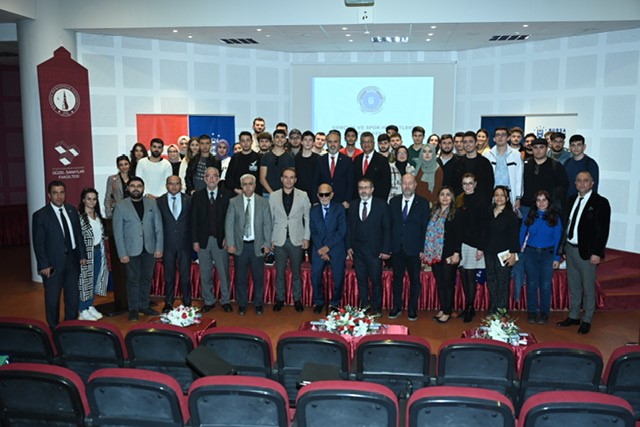 Başkan Aktaş, gençlerle tecrübelerini paylaştı BURSA BÜYÜKŞEHİR BELEDİYE BAŞKANI ALİNUR AKTAŞ, KÜTAHYA DUMLUPINAR ÜNİVERSİTESİ’NDE EĞİTİM