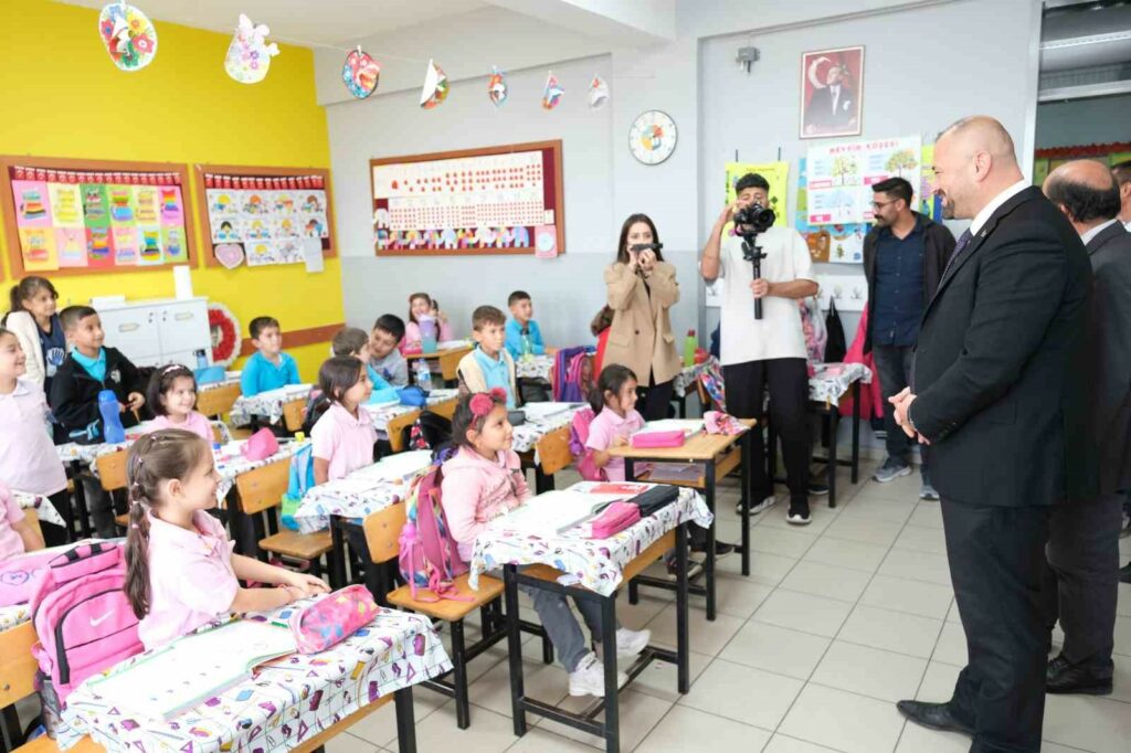 Başkan Aykurt öğrencinin seçim vaadini gerçekleştirdi ORHANELİ BELEDİYE BAŞKANI ALİ AYKURT, 2. SINIF ÖĞRENCİSİ ALİ EYMEN,