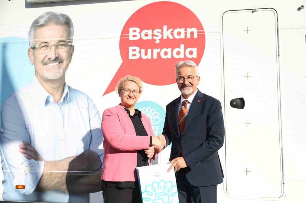Başkan Erdem vatandaşların sıkıntılarını dinledi NİLÜFER BELEDİYE BAŞKANI TURGAY ERDEM, ‘BAŞKAN BURADA’ KARAVANIYLA CUMHURİYET MAHALLESİ’NDE