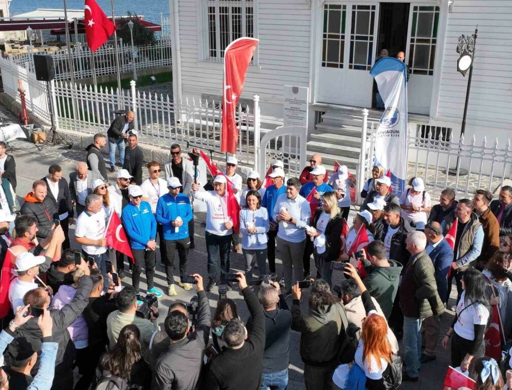 Başkan Türkyılmaz, 100. yılda Cumhuriyet için yürüyor MUDANYA BELEDİYE BAŞKANI HAYRİ TÜRKYILMAZ, MÜTAREKE’DEN CUMHURİYET’E 100. YIL MEŞALESİ”