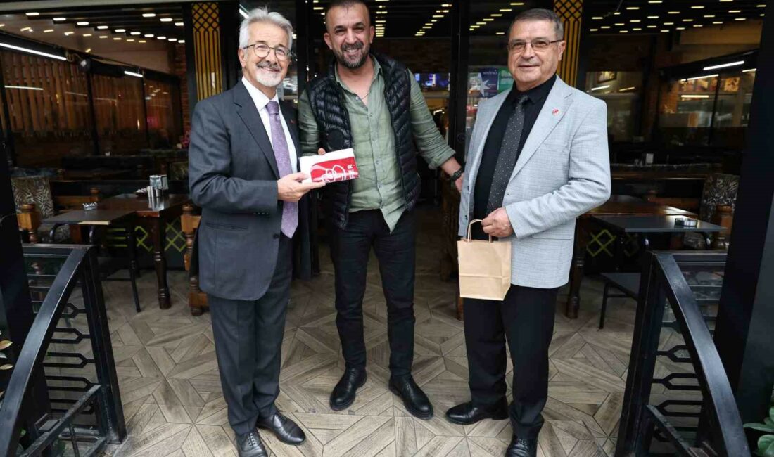 Başkanlardan esnafa Atatürk posteri ve Türk bayrağı BAŞKANLAR ESNAFA POSTER VE BAYRAK HEDİYE ETTİ