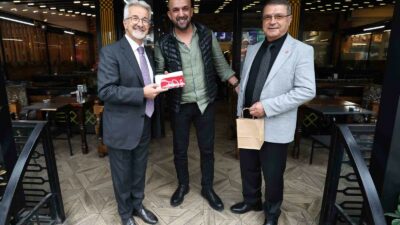 BAŞKANLAR ESNAFA POSTER VE BAYRAK HEDİYE ETTİ