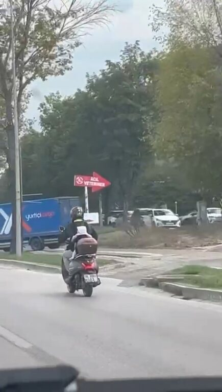 Bebeğinin hayatını hiçe saydı…Kilometrelerce ilerledi BURSA’DA BİR BABA, BEBEĞİNİ ARKASINA BAĞLAYARAK KİLOMETRELERCE YOL GİTTİ. TEHLİKELİ
