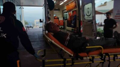 Bursa’nın Orhangazi ilçesinde lastikçi dükkanında çıkan kavgada birbirlerine bıçak ve