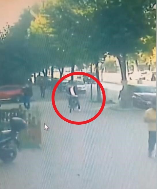 Bisikleti çalan hırsızlar kameraya yakalandı BURSA'NIN İNEGÖL İLÇESİNDE PARK HALİNDEKİ BİSİKLETİ ÇALAN HIRSIZLAR KAMERAYA YANSIDI.