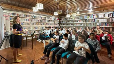 ÖĞRENCİLERLE BİR ARAYA GELEN YAZAR BURCU BAHAR, 'CUMHURİYET VE” TEMALI