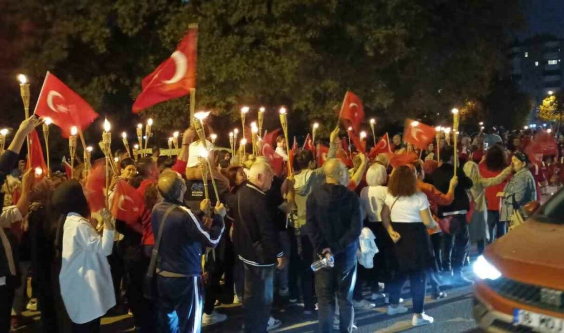 Bursa’da Cumhuriyet’in 100. yılında binlerce vatandaş ellerindeki Türk bayraklarla yürüdü.