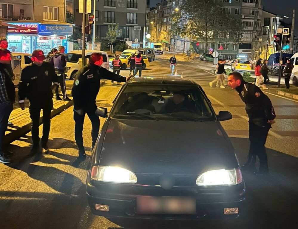 Bursa Emniyeti ‘Huzur’ uygulamalarını aralıksız sürdürüyor BURSA İL EMNİYET MÜDÜRLÜĞÜ ASAYİŞ ŞUBE MÜDÜRLÜĞÜ KOORDİNESİNDE ‘HUZUR’ UYGULAMALARI