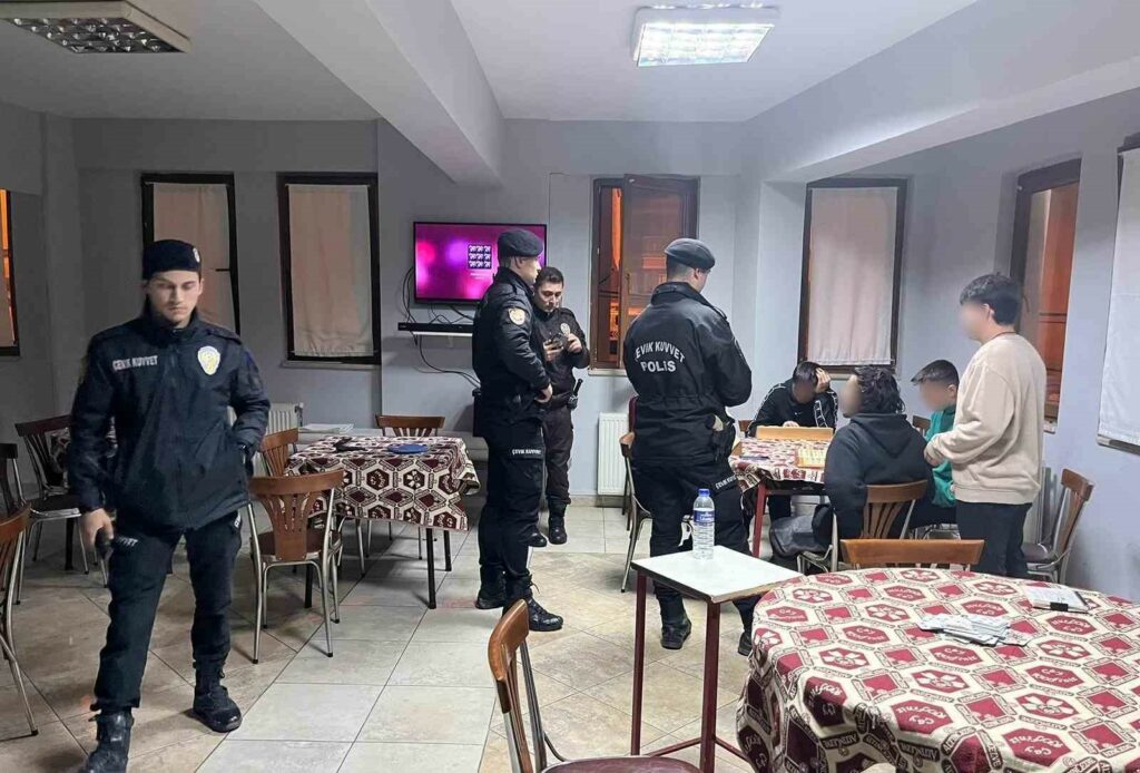 Bursa polisinin uygulamaları devam etti BURSA'DA POLİSLERİN GERÇEKLEŞTİRDİĞİ UYGULAMADA BİR MİKTAR UYUŞTURUCU MADDE, SİLAH VE