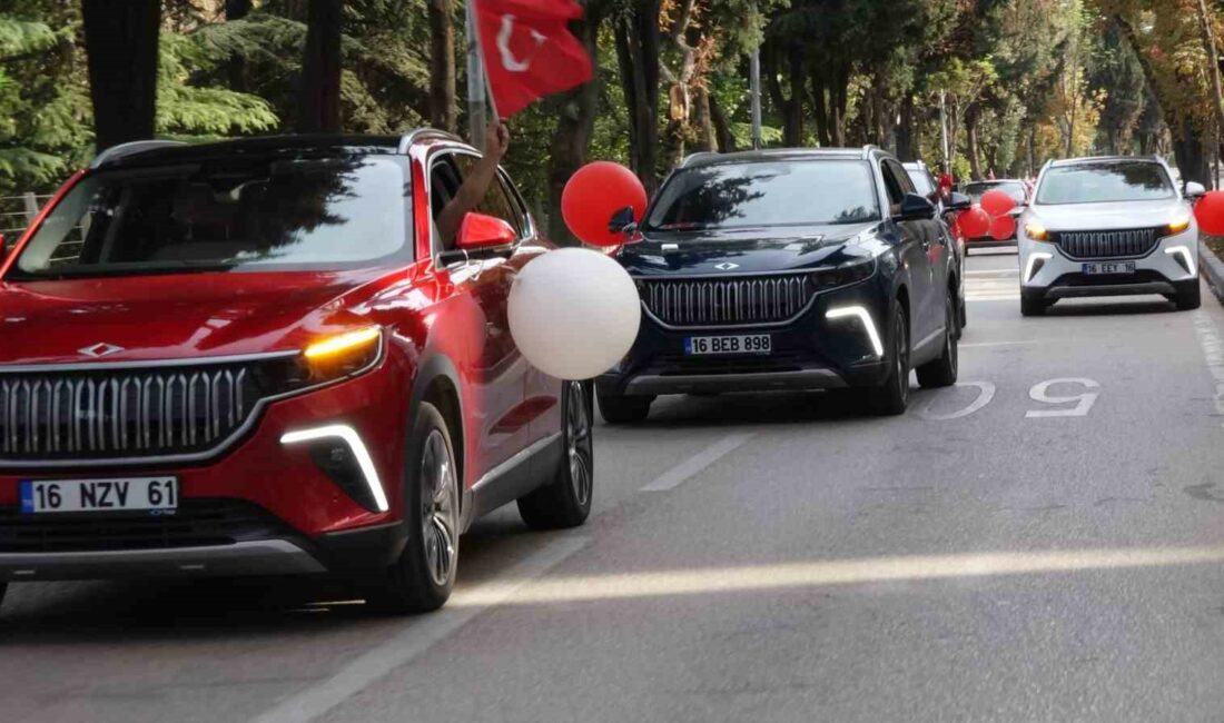 Bursa sokaklarında Togg ile Cumhuriyet turu BURSA'DA BİR ARAYA GELEN TOGG KULLANICILARI, CUMHURİYET'İN 100. YILINI OLUŞTURDUKLARI