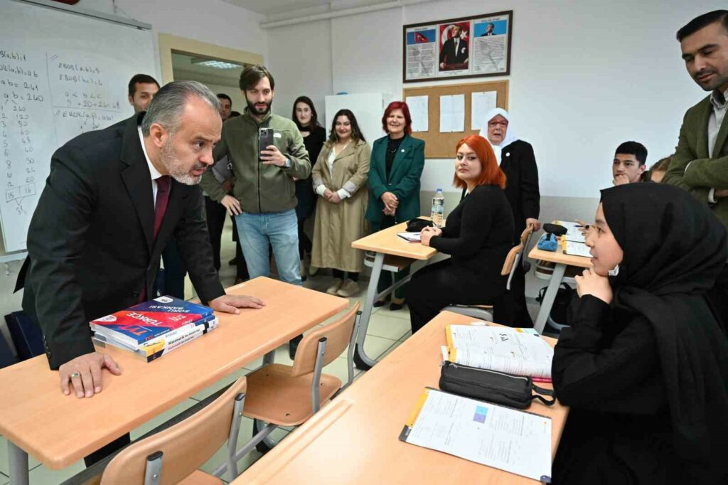 Bursa’da 10 bin öğrenciye 80 milyon liralık burs BURSA BÜYÜKŞEHİR BELEDİYESİ’NİN ÜNİVERSİTE VE MESLEK LİSELERİNİN BELİRLİ BÖLÜMLERİNİ TERCİH