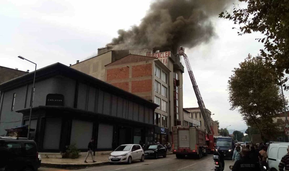 Bursa'nın İnegöl ilçesindeki mobilya imalathanesinde yangın meydana geldi.