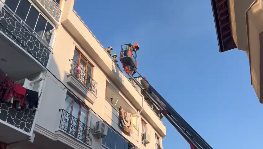Bursa’da evin çatısında başlayan yangın yan binaya sıçradı BURSA’DA 3 KATLI BİR BİNANIN ÇATI KATINDA YANGIN ÇIKTI. ALEVLERİN