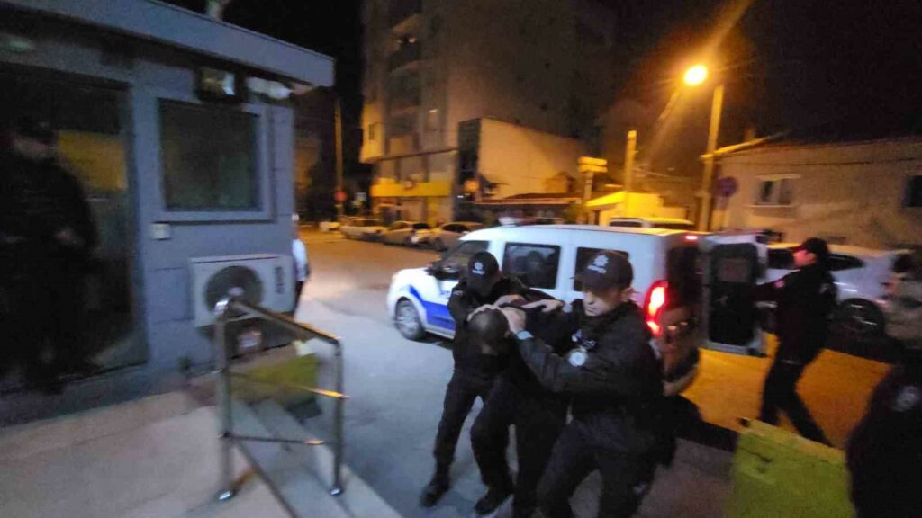 Bursa’da ’gece kartalları’ kuş uçurtmuyor BURSA’DA DEVRİYE GEZEN BEKÇİLER, ŞÜPHELENİNCE SUÇ MAKİNESİNİ YAKALADI. KİŞİNİN 39