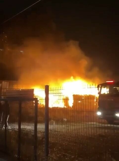 Bursa’da geri dönüşüm tesisi alevlere teslim oldu.