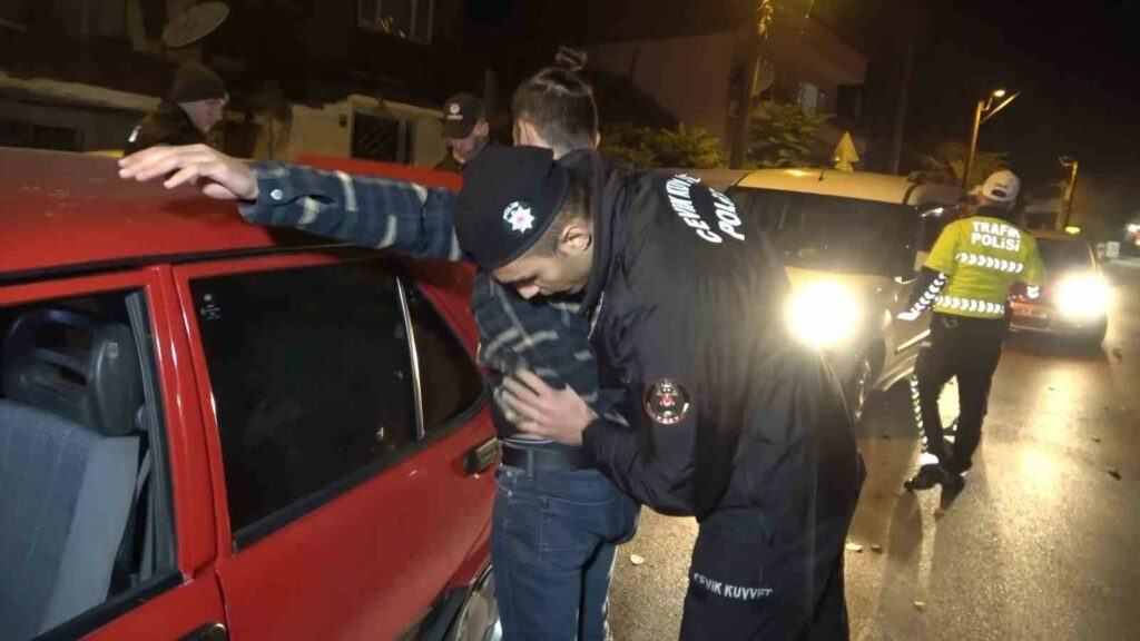 Bursa’da ‘huzur’ için sıkı denetim devam ediyor BURSA’DA POLİS EKİPLERİ VATANDAŞLARIN CAN VE MAL GÜVENLİĞİ AMACIYLA ULUDAĞ