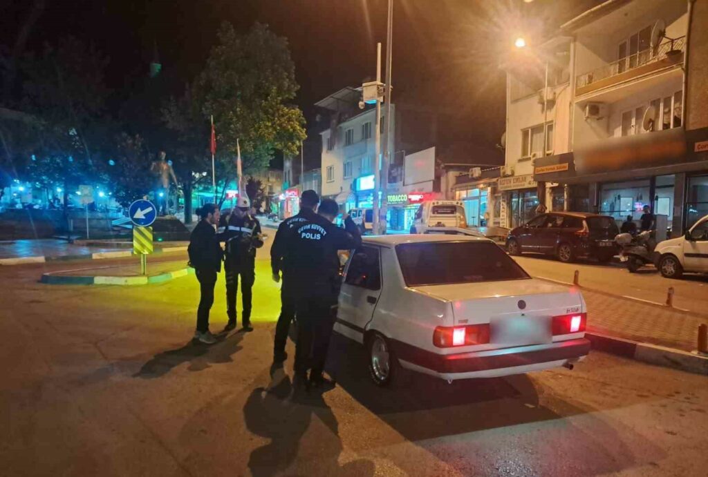 Bursa’da “huzur” uygulamaları aralıksız devam ediyor BURSA EMNİYET MÜDÜRLÜĞÜ ASAYİŞ ŞUBE MÜDÜRLÜĞÜ KOORDİNESİNDE NARKOTİK, HIRSIZLIK, UYGUNSUZ