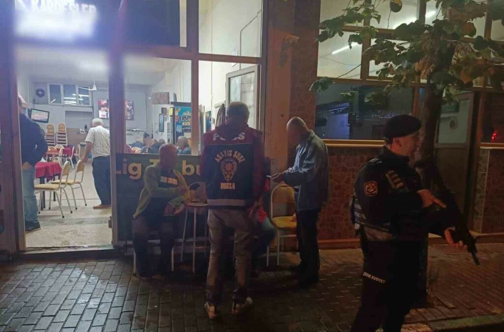Bursa’da ’huzur’ uygulamaları sürüyor Bursa İl Emniyet Müdürlüğü kent merkezinde çok sayıda polisin katılımıyla