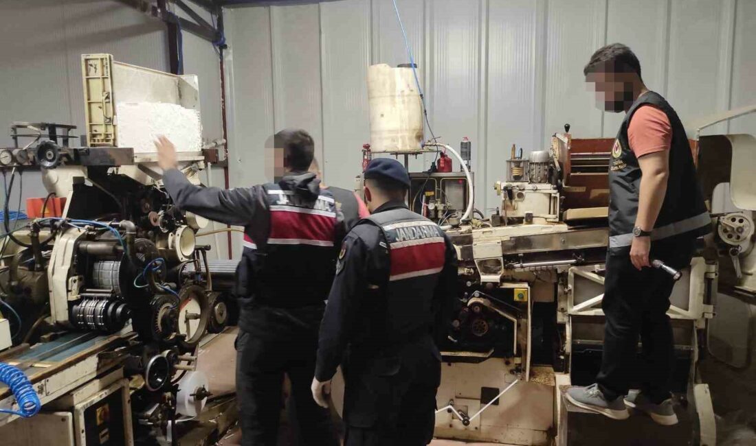 Bursa’da iki bakanlık koordinesinde nefes kesen kaçak sigara fabrikası operasyonu BURSA'DA TÜTÜN KAÇAKÇILARI TARAFINDAN ŞEHRİN MERKEZİNE KURULAN SİGARA FABRİKASINI JANDARMA