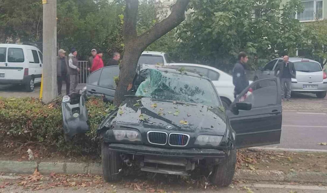 Bursa’da otomobilin ağaça çarpması sonucu 2 kişi yaralandı Bursa’da kontrolden çıkan otomobil orta refüjde bulunan ağaca çarpması sonucu