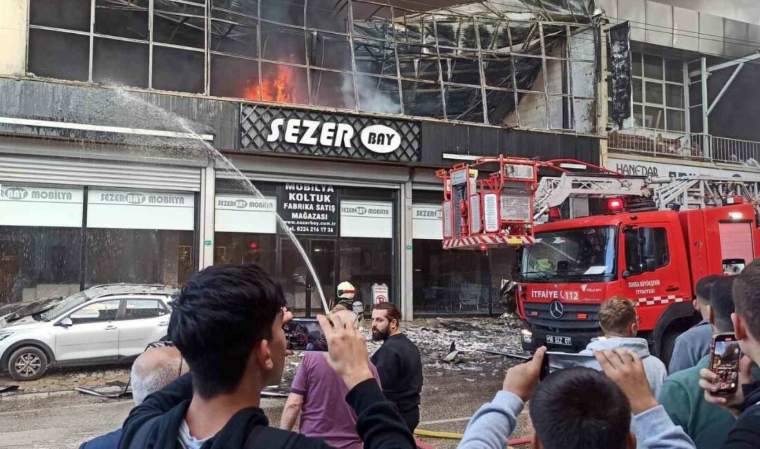 Bursa’da bir mobilya fabrikasında yangın çıktı.
