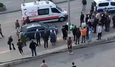 Bursa’da yolun karşısına geçmek isteyen genç kız, otomobilin çarpması sonucu