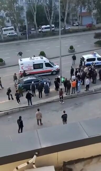 Bursa’da otomobilin çarptığı genç kız ağır yaralandı Bursa’da yolun karşısına geçmek isteyen genç kız, otomobilin çarpması sonucu