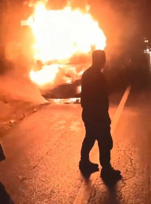 Bursa’da seyir halindeki kamyonet motor kısmından çıkan arıza sonrası alev