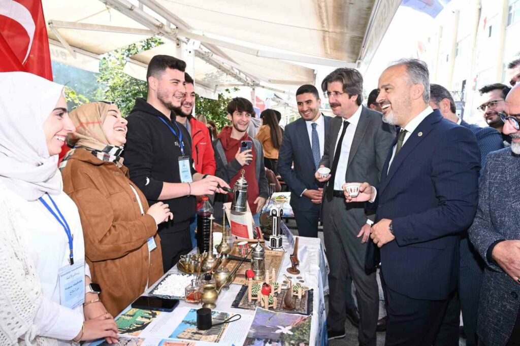 Bursa’da üniversitelilere ‘Hoş geldin’ şöleni BURSA BÜYÜKŞEHİR BELEDİYESİ’NİN KATKILARIYLA BU YIL 7’NCİSİ DÜZENLENEN ‘ÜNİVERSİTENE HOŞ