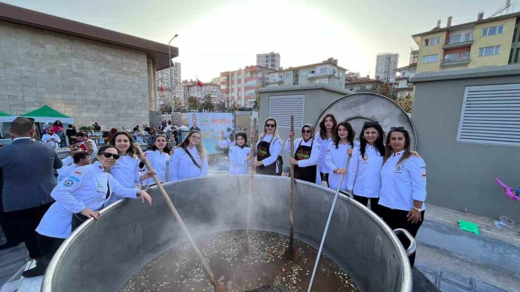 BUÜ’lü aşçı adayları Niğde’den ödülle döndü BURSA ULUDAĞ ÜNİVERSİTESİ (BUÜ) HARMANCIK MESLEK YÜKSEKOKULU AŞÇILIK PROGRAMI ÖĞRENCİLERİ,