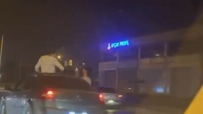 Bursa’da arkadaşlarıyla birlikte araçla gezintiye çıkan gençler, sosyal medyada canlı