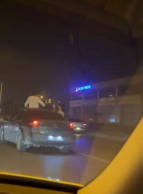 Bursa’da canlı yayın yapan gençler kazaya şahit oldu Bursa’da arkadaşlarıyla birlikte araçla gezintiye çıkan gençler, sosyal medyada canlı