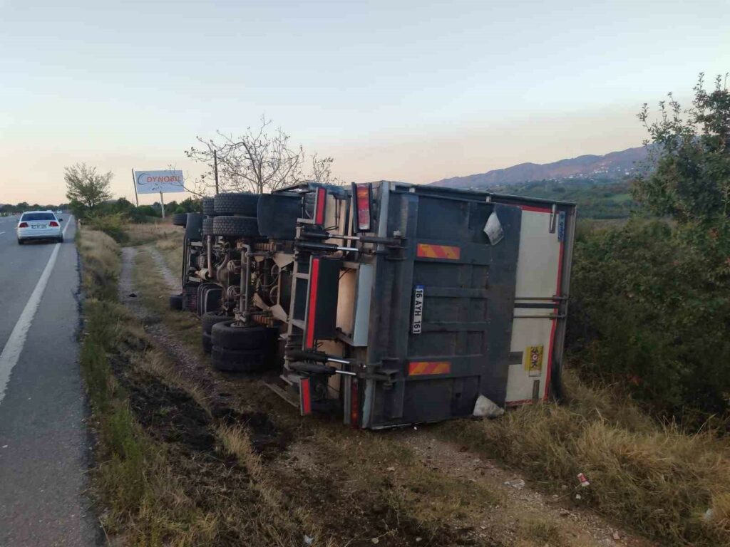 Devrilen kamyon şarampole yuvarlanmaktan son anda kurtuldu ORHANGAZİ-YALOVA KARAYOLU SÜPÜRGELİK MEVKİİNDE BİR ZİNCİR MARKETE AİT KAPALI KASA