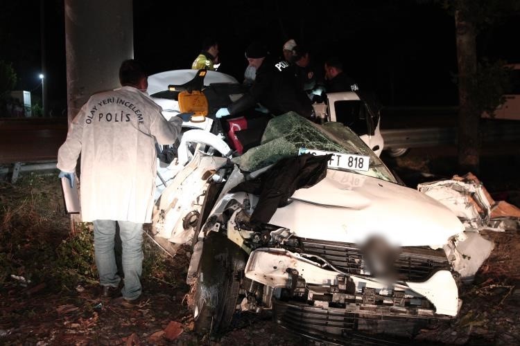 Doğum günü eğlencesi dönüşü kazada hayatını kaybeden 3 genç toprağa verildi BURSA’DA KONTROLDEN ÇIKARAK BETON AYDINLATMA DİREĞİNE ÇARPAN OTOMOBİLDE HAYATINI KAYBEDEN